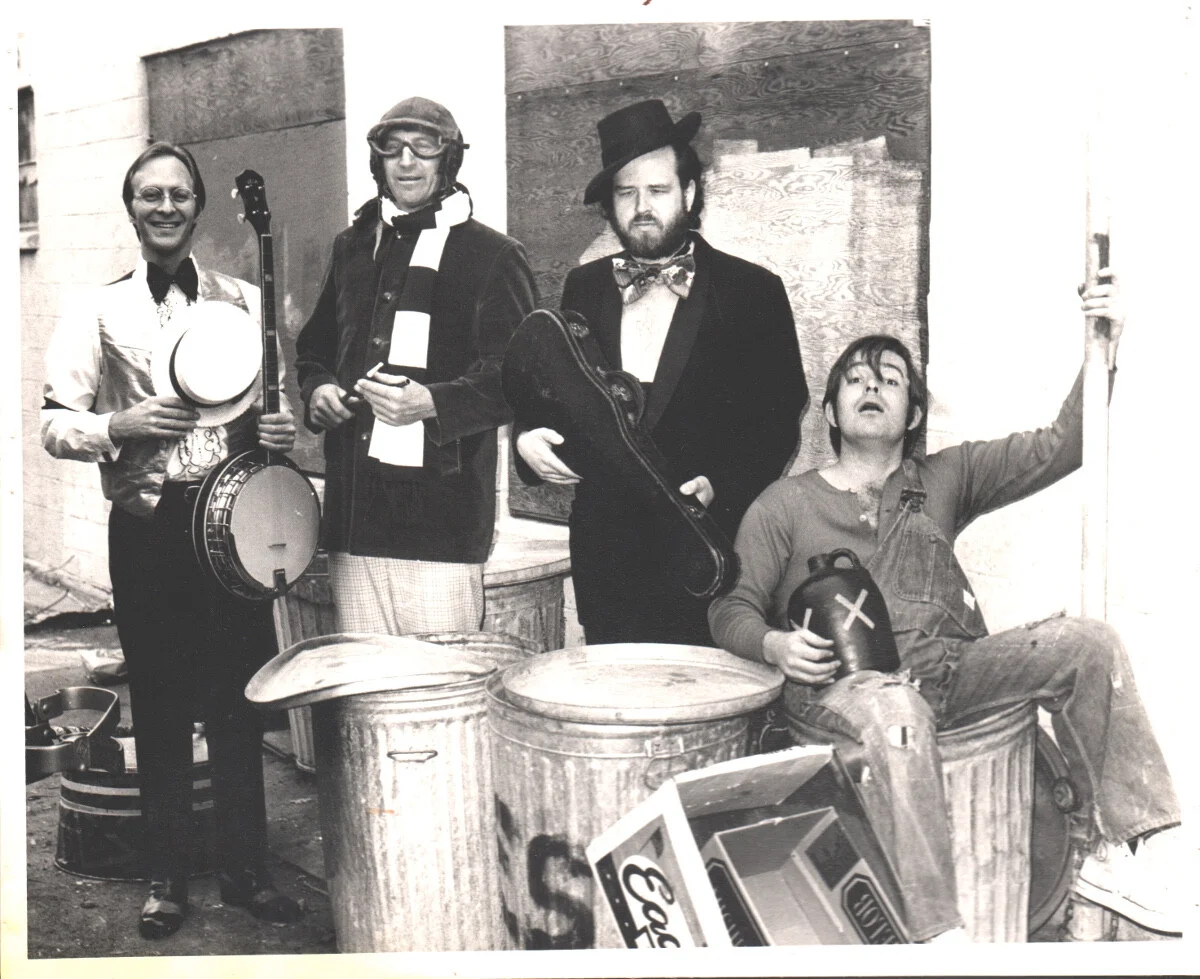Boondockers musicians out back at Capone’s. L to R, Don Schumacher (banjo), Bill Gunter (washboard), Bob Ringwald (piano), Art Terry (gut bucket bass)