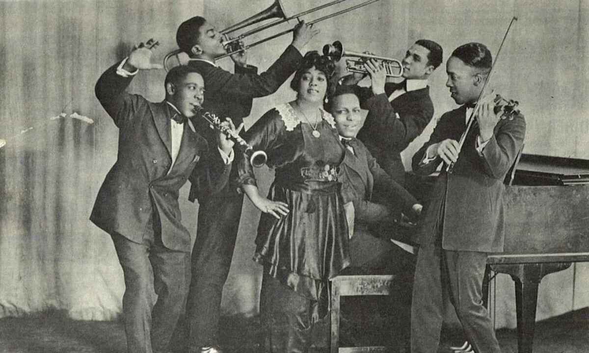 Mamie Smith with jazz band