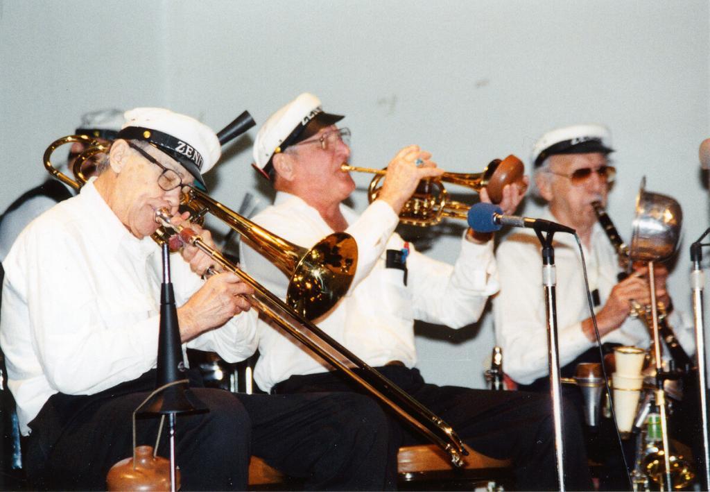 Zenith Jazz Band with Bardin, Scheelar, Helm 2001. For fifty years, Earl switched between clarinet and cornet depending on the occasion. Photo by Lynn Schloss.