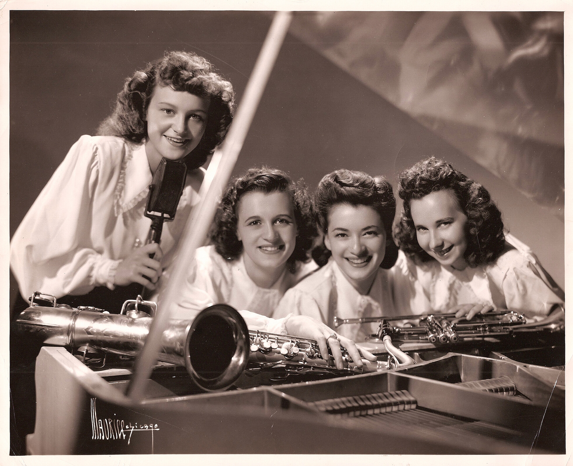 Swing Shift: All-Girl Bands of the 1940s by Sherrie Tucker