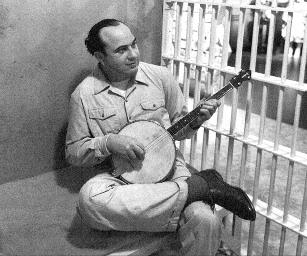 Al Capone plays the banjo